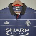 Manchester United's away shirt for the 1999-2000 season - Image 7