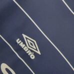 Manchester United's away shirt for the 1999-2000 season - Image 8